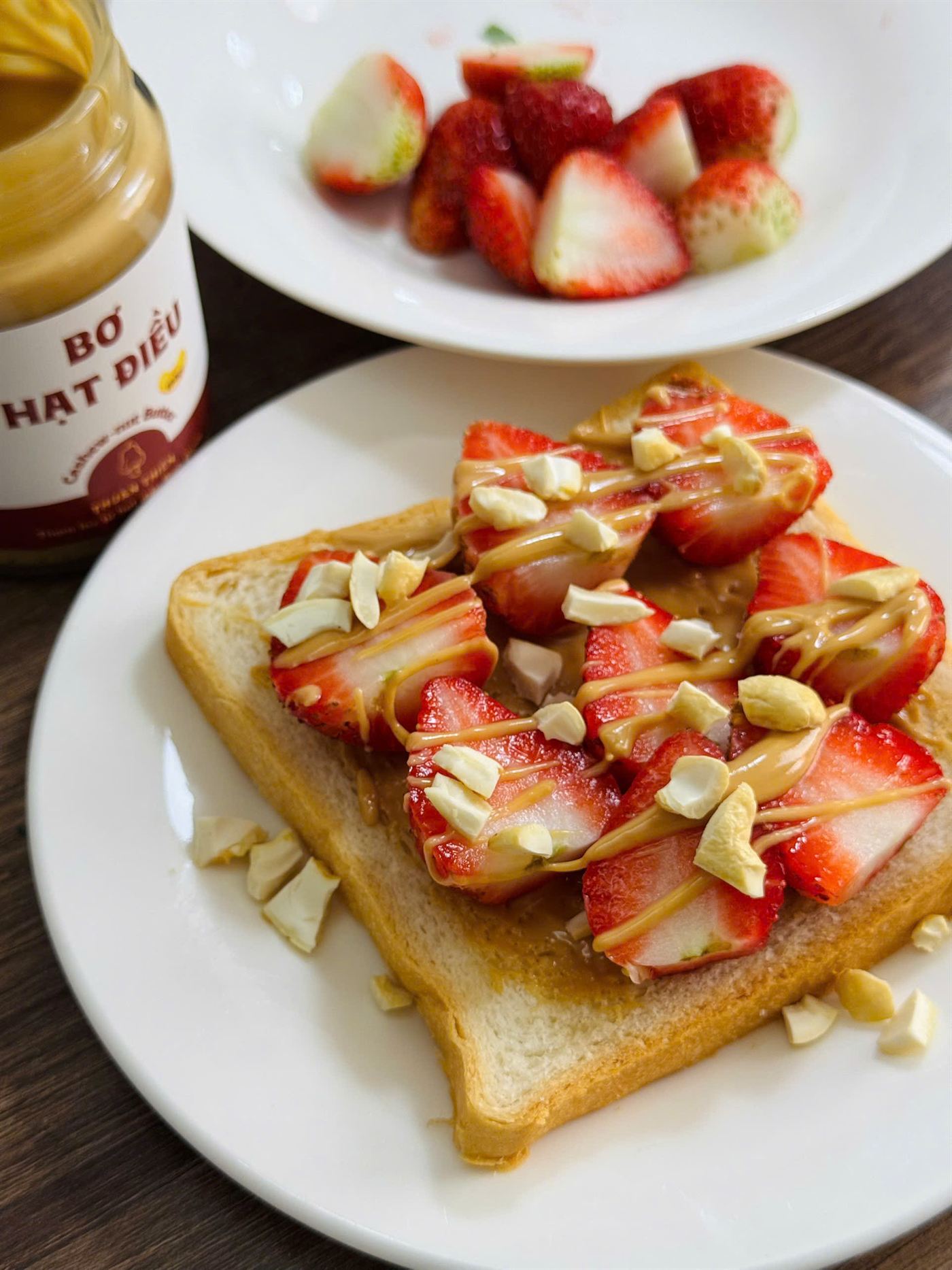 Bánh mì phết bơ hạt điều với dâu tây tươi