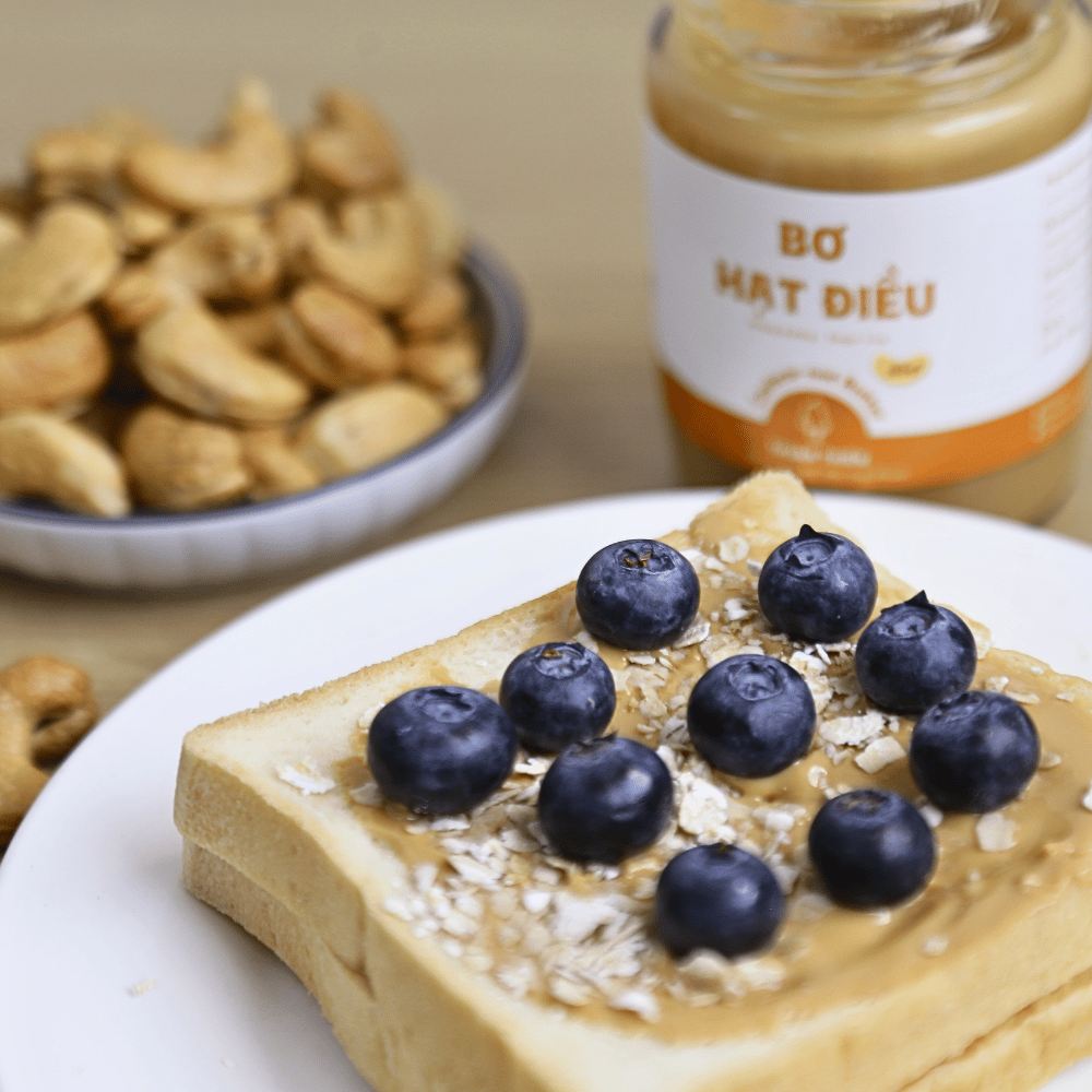 Bánh mì phết bơ hạt điều với việt quất và chuối