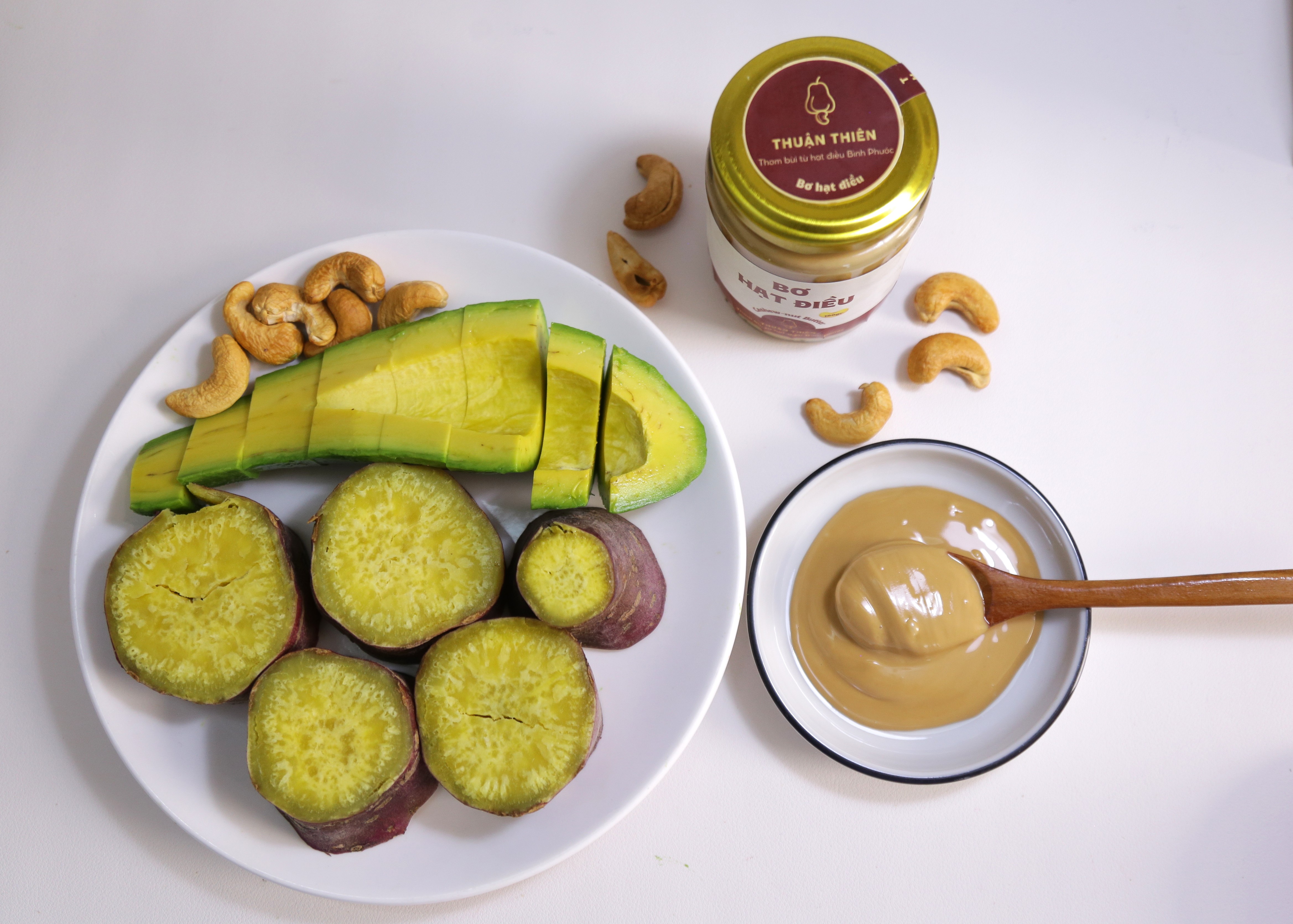 Bơ hạt điều Thuận Thiên ăn kèm bơ (avocado) và khoai lang